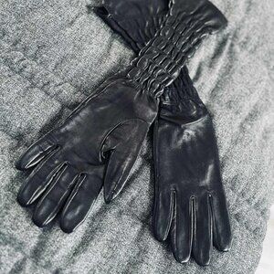 RUDSAK Black Smooth Leather Long Forearm Ruched Gloves – US S